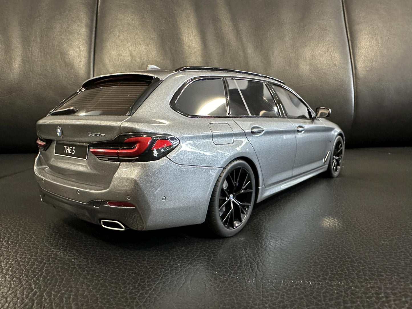 Bmw 530E G31 Kombi grey Limitiert 537/1100 1:18 GT Spirit GT485 Бмв 530Е сив Комби Лимитирана