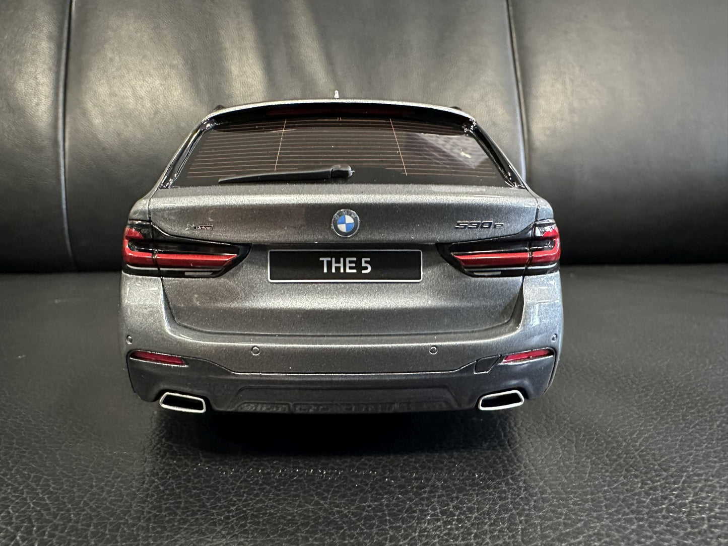Bmw 530E G31 Kombi grey Limitiert 537/1100 1:18 GT Spirit GT485 Бмв 530Е сив Комби Лимитирана