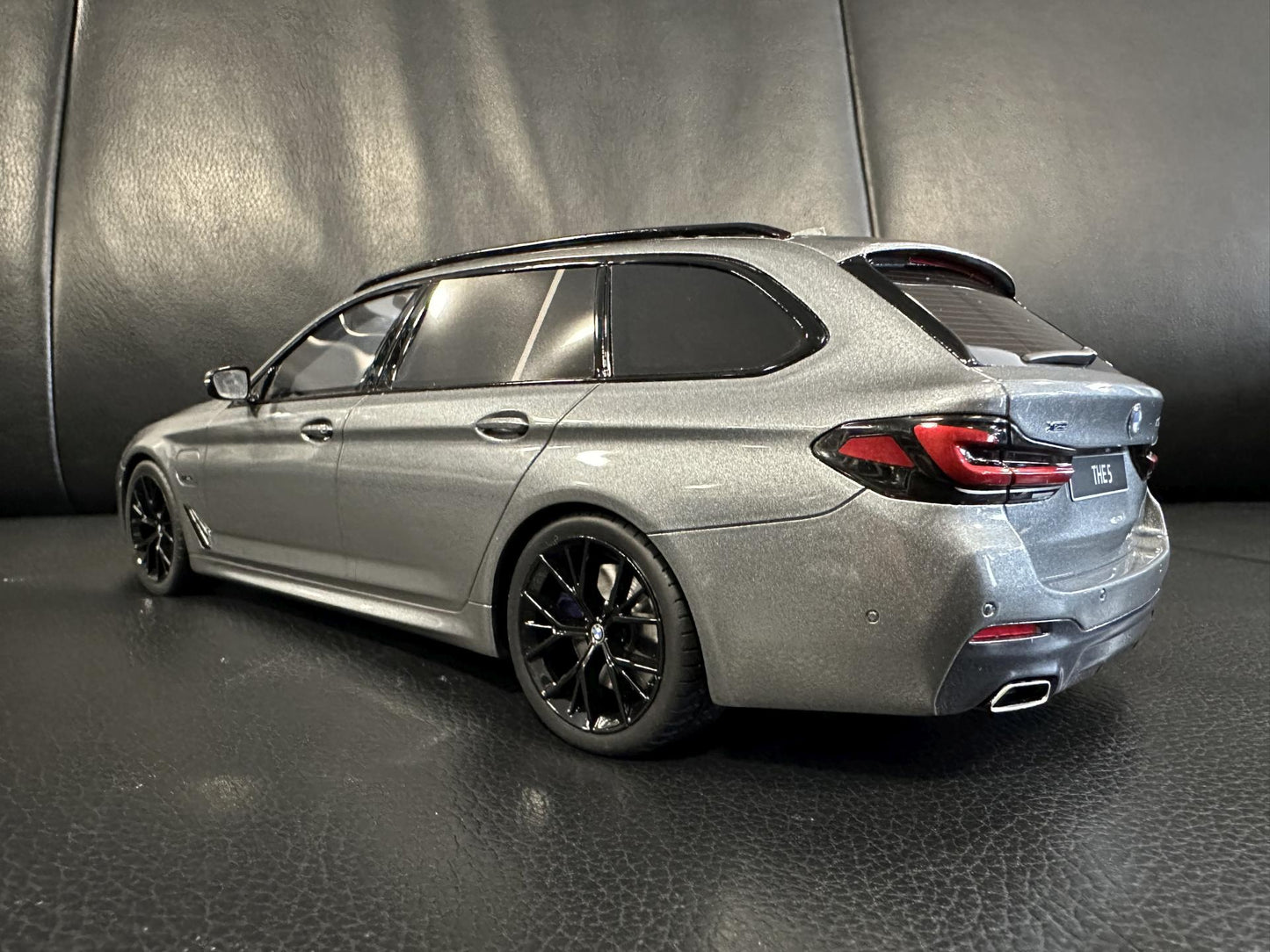 Bmw 530E G31 Kombi grey Limitiert 537/1100 1:18 GT Spirit GT485 Бмв 530Е сив Комби Лимитирана