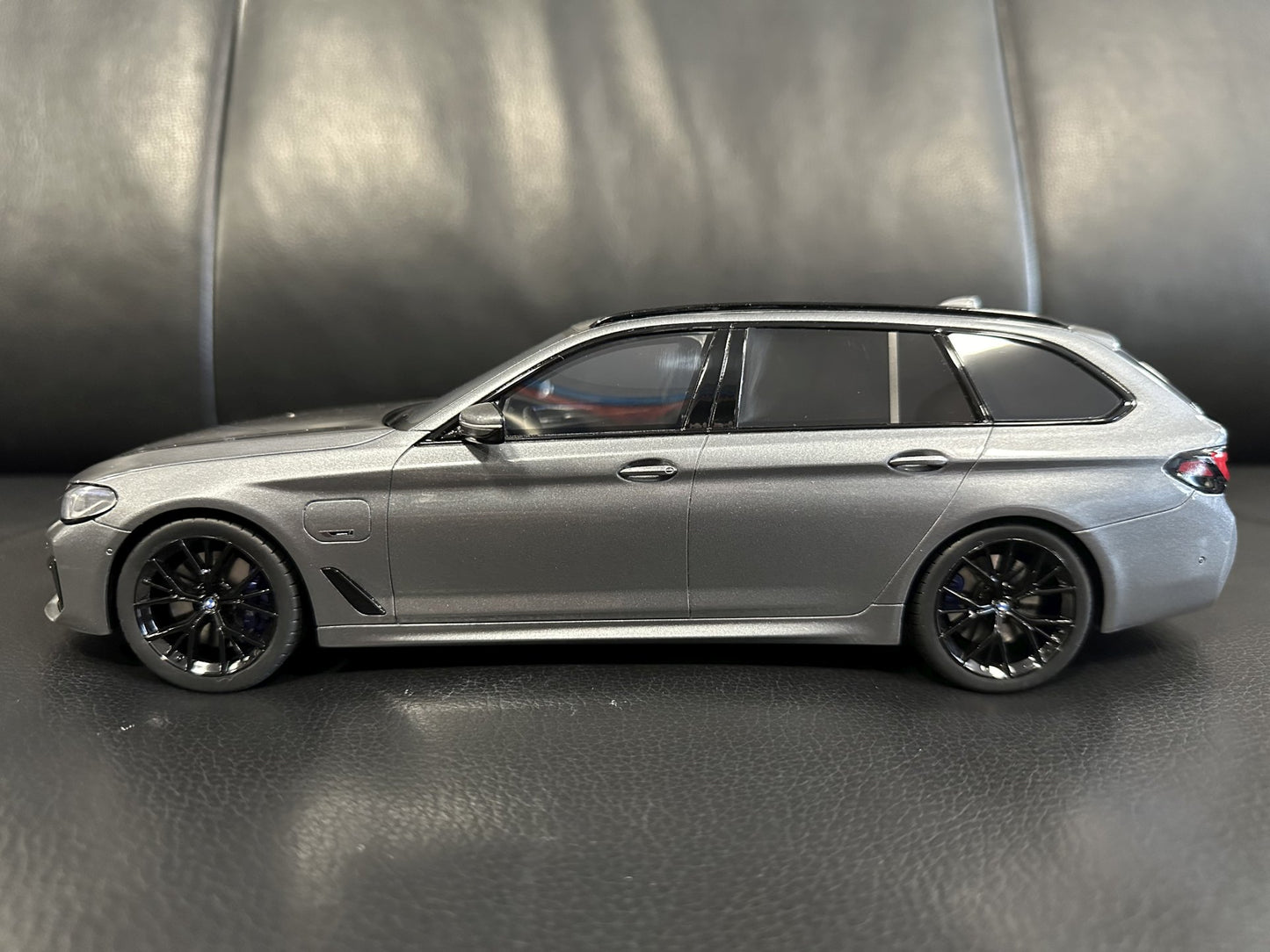 Bmw 530E G31 Kombi grey Limitiert 537/1100 1:18 GT Spirit GT485 Бмв 530Е сив Комби Лимитирана