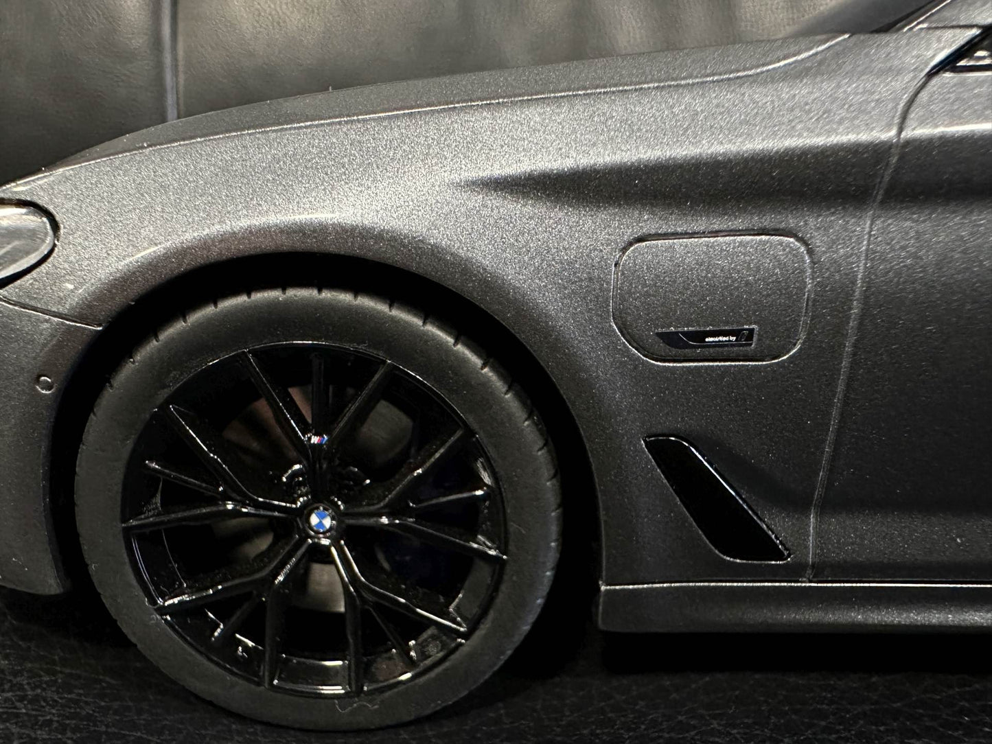 Bmw 530E G31 Kombi grey Limitiert 537/1100 1:18 GT Spirit GT485 Бмв 530Е сив Комби Лимитирана