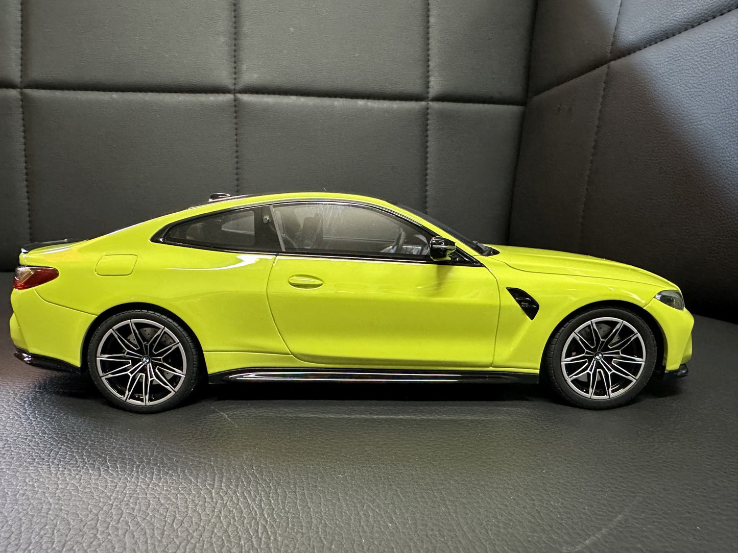 Bmw M4 G82 Coupe yellow Limitiert 718/1600 1:18 GT Spirit GT298 Бмв M4 G82 жълт Лимитирана
