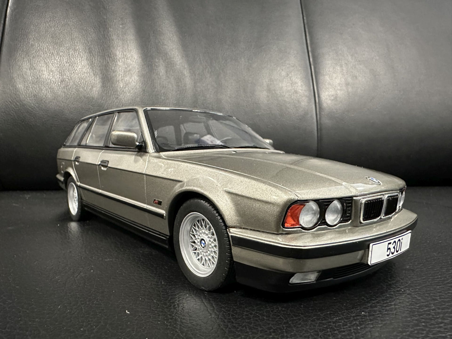 Bmw 530i E34 1991 grau Kombi 1:18 Modelcar MCG 18330 Бмв Е34 сив Комби