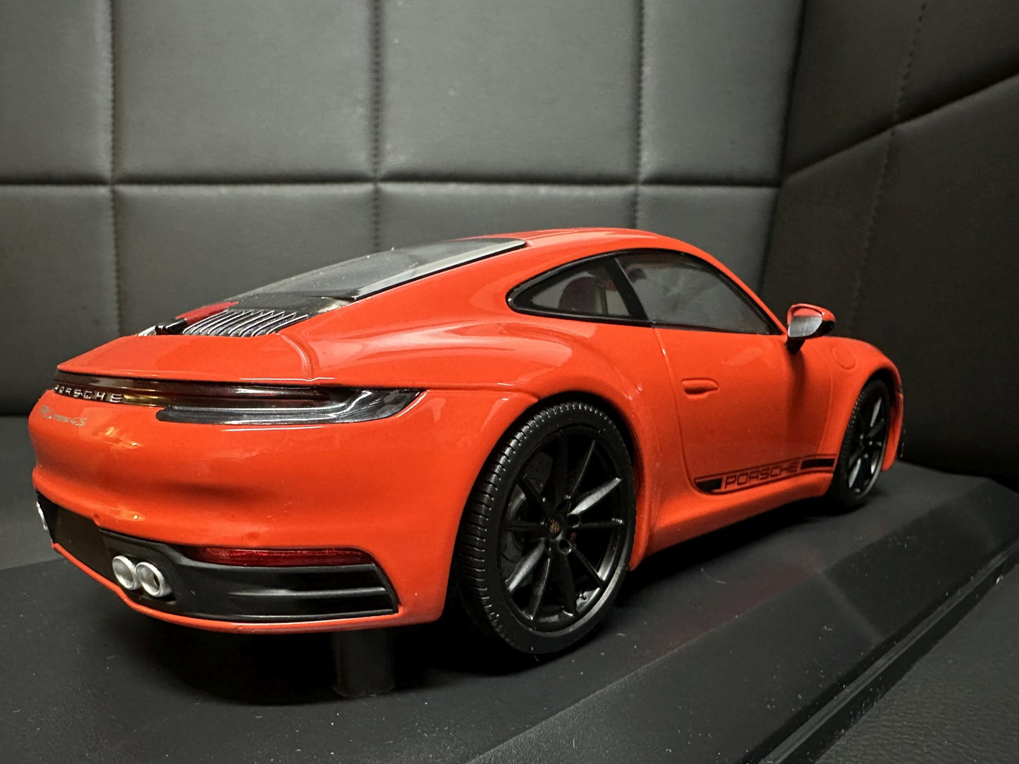 Porsche 911 Carrera 4S orange 1:18 Minichamps 155067327 Порше 911 Карера 4С 2019