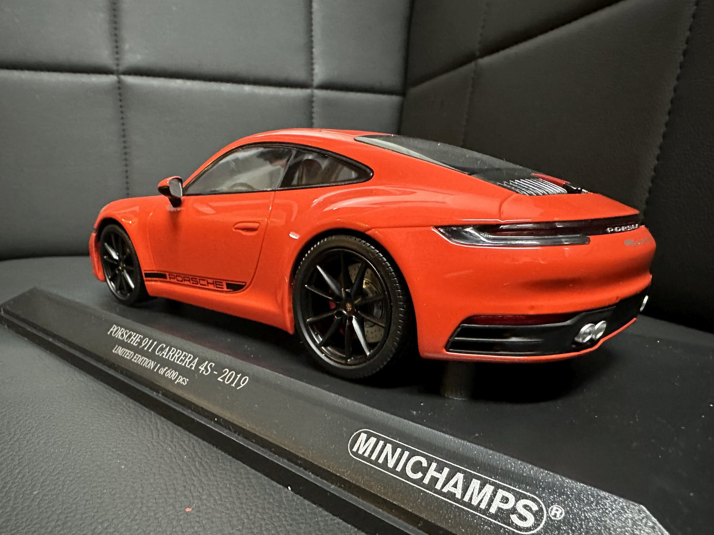 Porsche 911 Carrera 4S orange 1:18 Minichamps 155067327 Порше 911 Карера 4С 2019