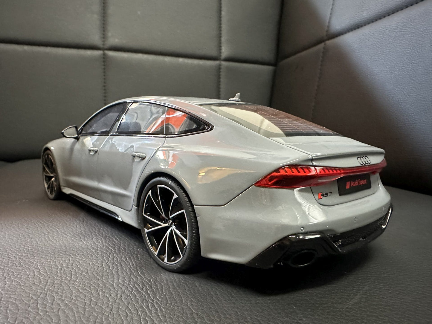 Audi RS7 Sportback nardo grey Limitiert 503/1100 1:18 GT Spirit GT823 Ауди РС7 сив Лимитирана