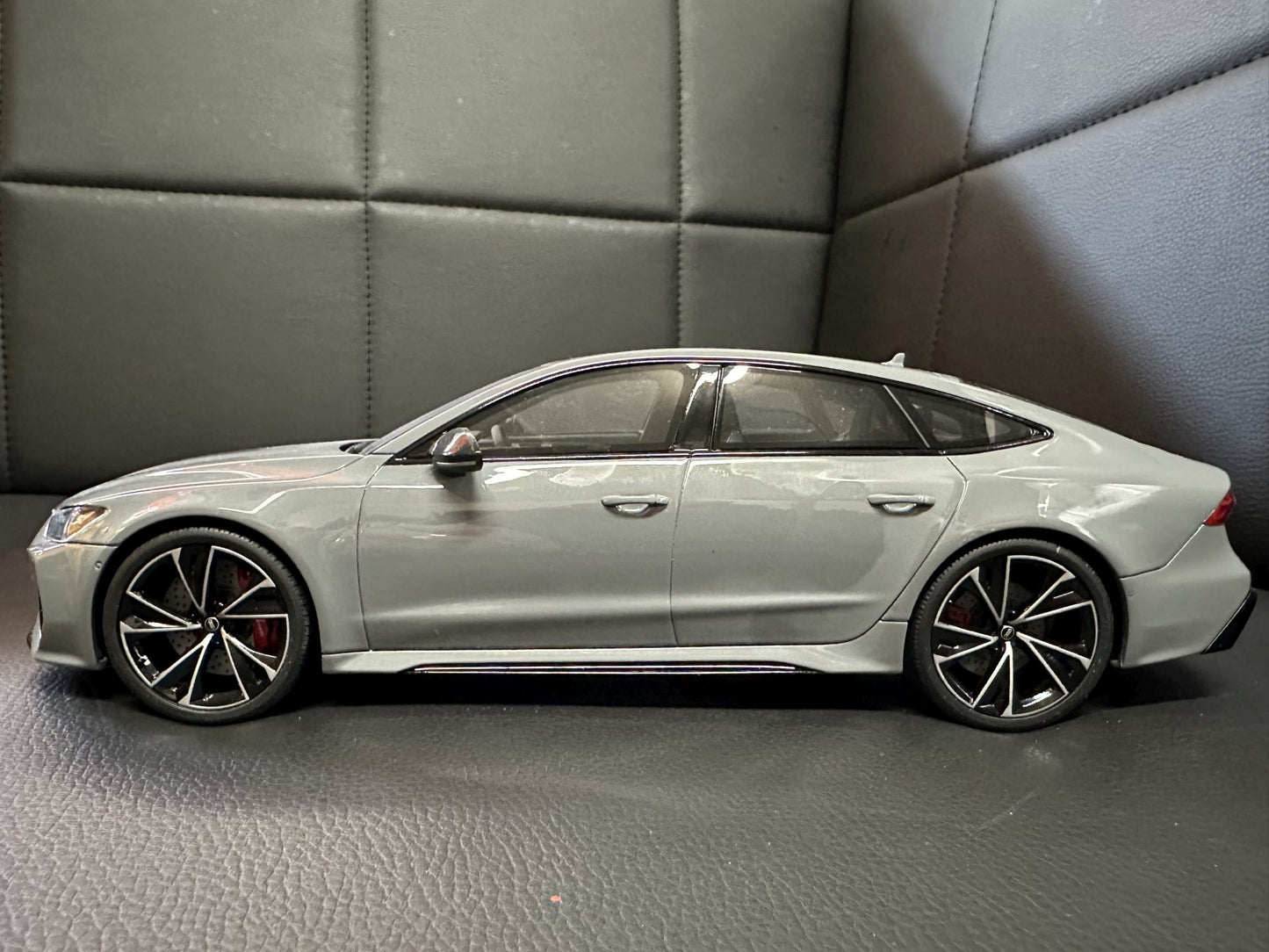 Audi RS7 Sportback nardo grey Limitiert 503/1100 1:18 GT Spirit GT823 Ауди РС7 сив Лимитирана