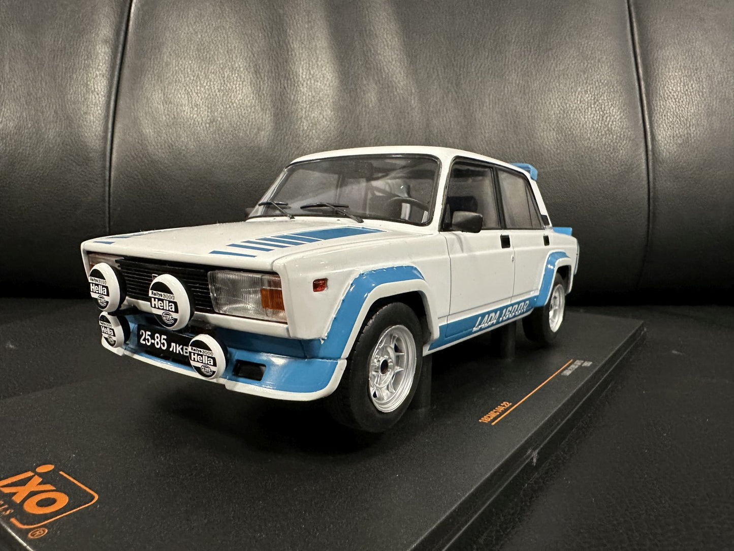 Lada 2105 VFTS 1983 white 1:18 IXO 18RMC144.22 Лада 2105 1983 бял