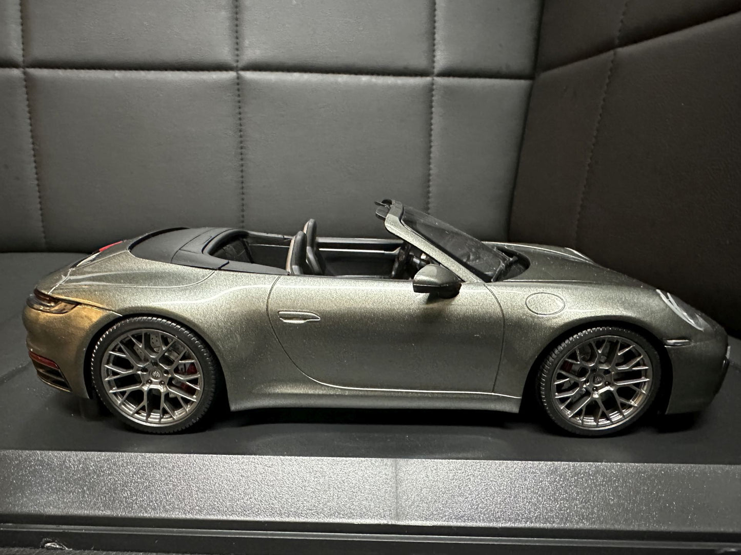 Porsche 911 Carrera 4S Cabrio 2019 green 1:18 Minichamps 155067337 Порше 911 Кабрио зелен