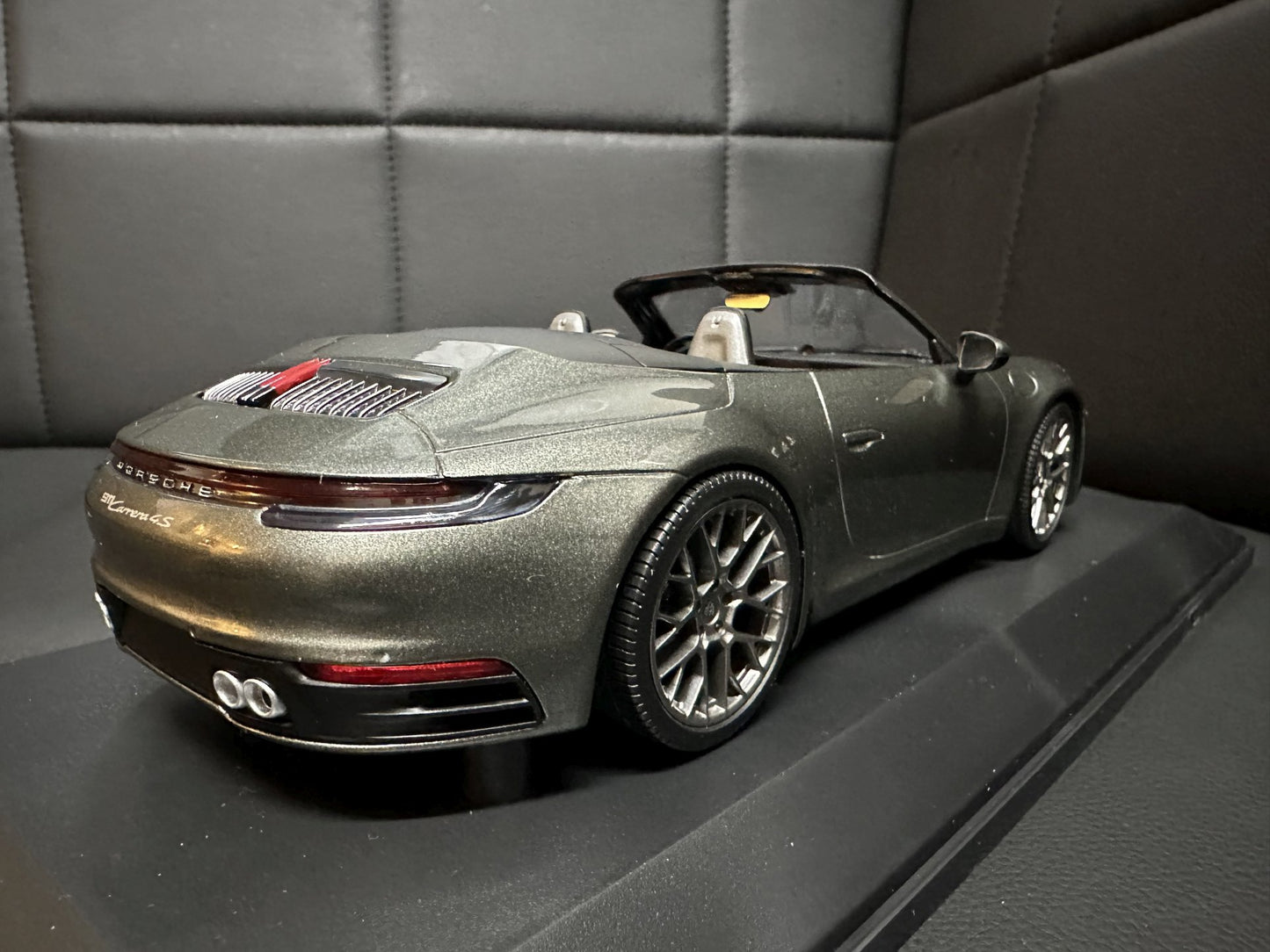 Porsche 911 Carrera 4S Cabrio 2019 green 1:18 Minichamps 155067337 Порше 911 Кабрио зелен