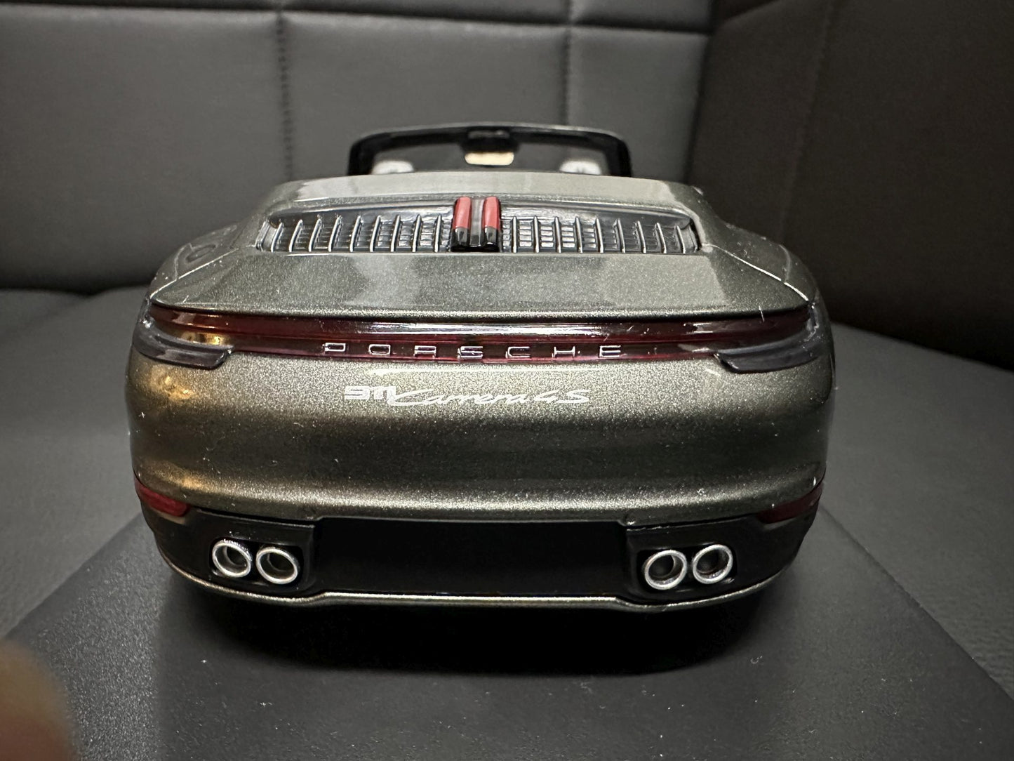 Porsche 911 Carrera 4S Cabrio 2019 green 1:18 Minichamps 155067337 Порше 911 Кабрио зелен