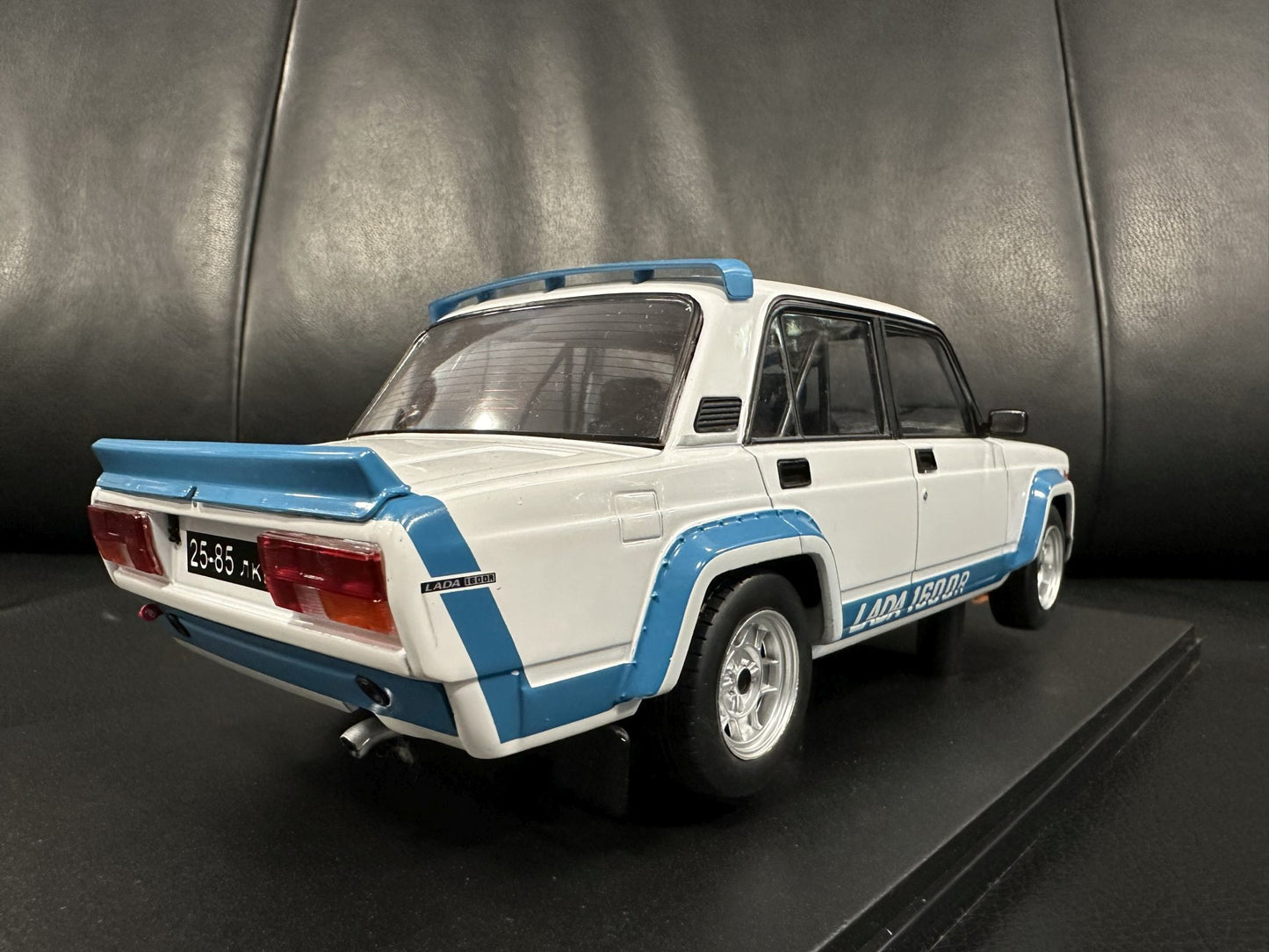Lada 2105 VFTS 1983 white 1:18 IXO 18RMC144.22 Лада 2105 1983 бял