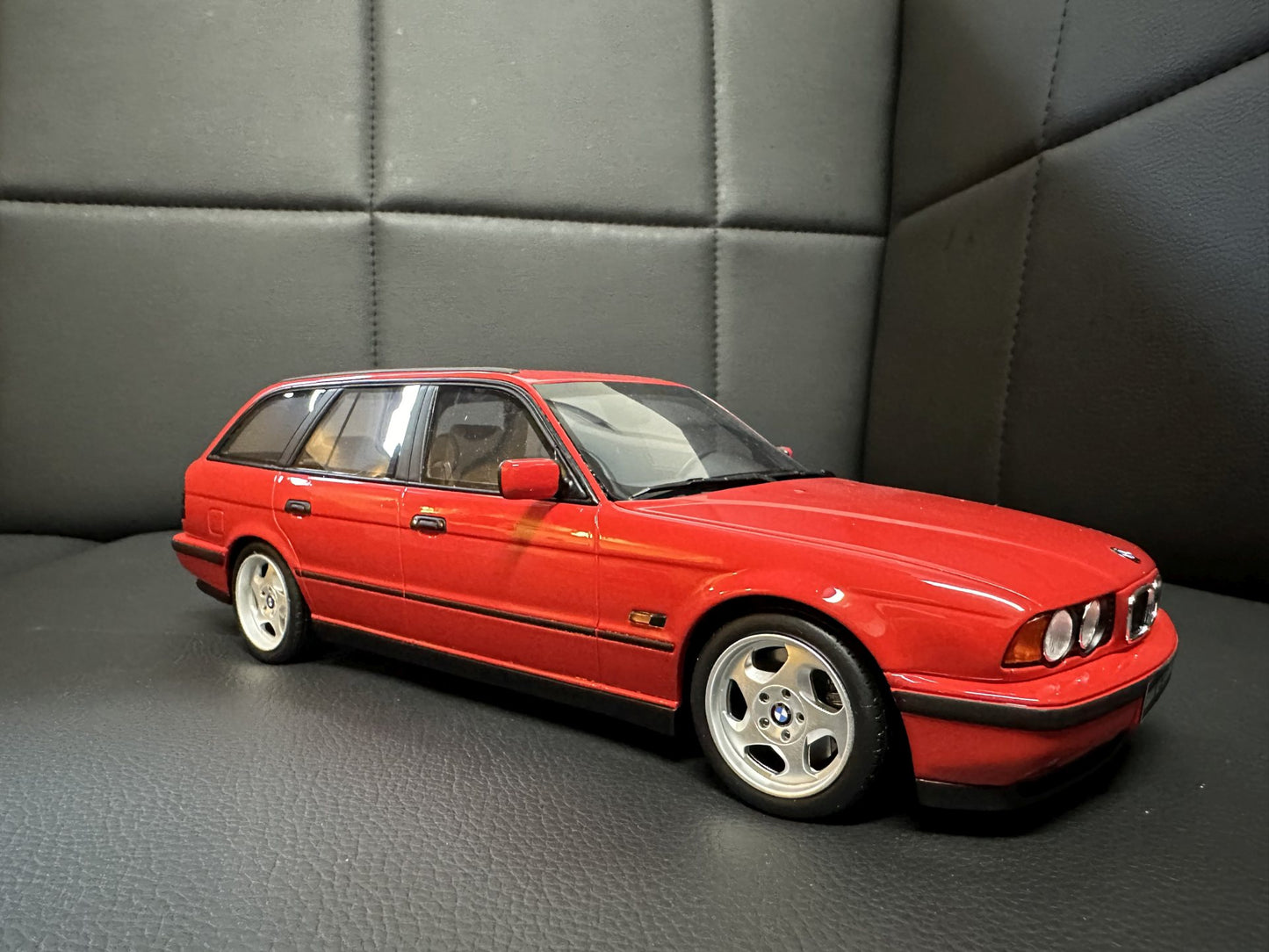 Bmw M5 E34 Kombi red Limitiert 349/3000 1:18 OTTO OT951 Бмв M5 Е34 Комби червен Лимитирана