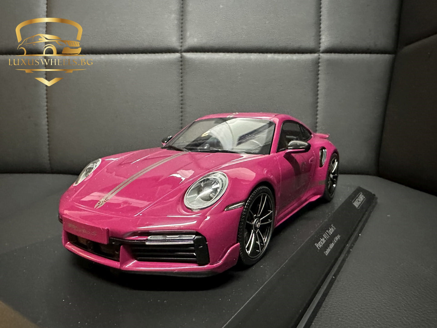 Porsche 911 Turbo S 2021 red 1:18 Minichamps 155069172 Порше 911 Турбо С тъмно розов