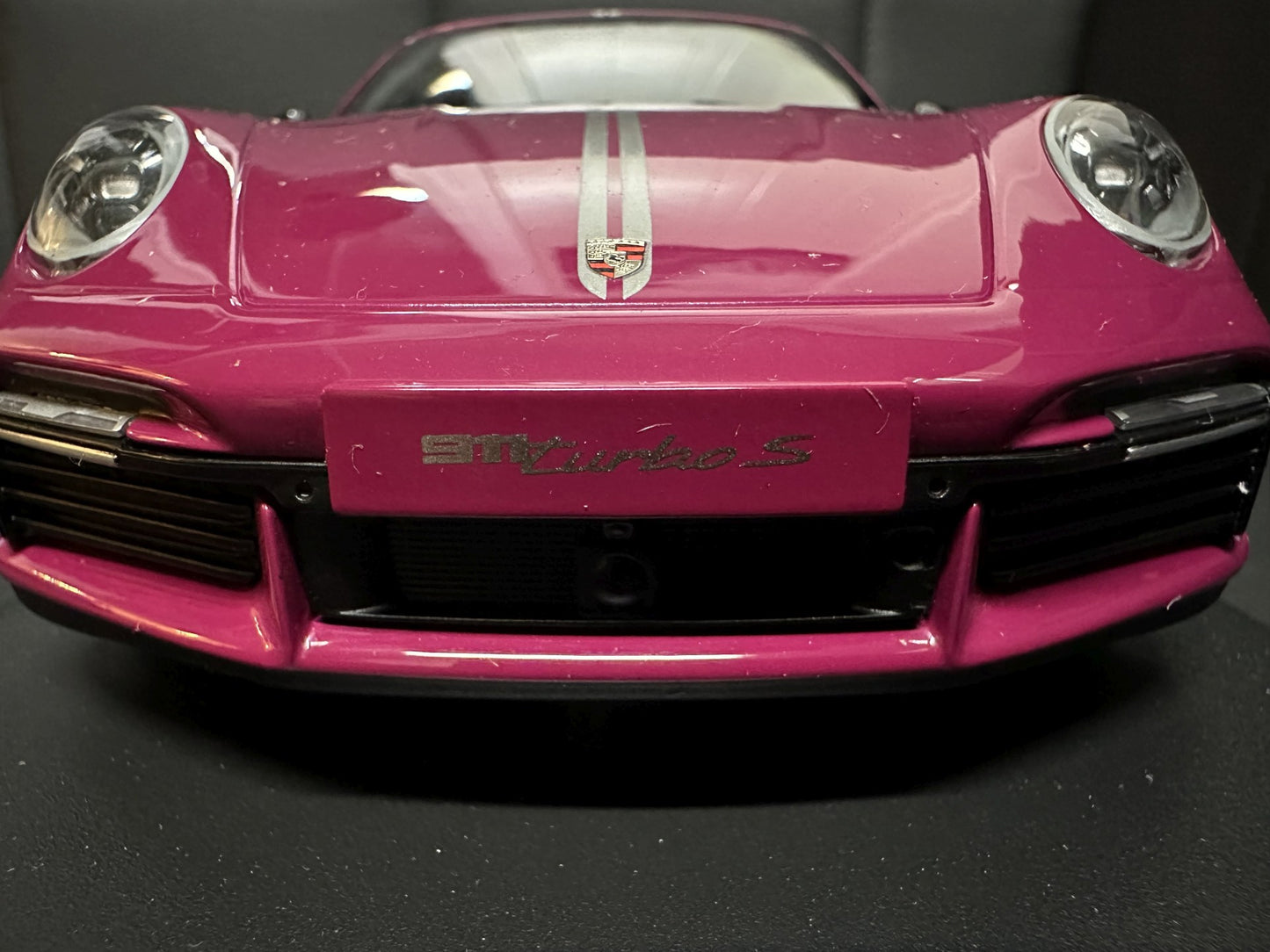 Porsche 911 Turbo S 2021 red 1:18 Minichamps 155069172 Порше 911 Турбо С тъмно розов