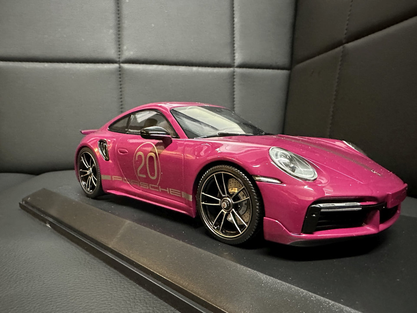 Porsche 911 Turbo S 2021 red 1:18 Minichamps 155069172 Порше 911 Турбо С тъмно розов