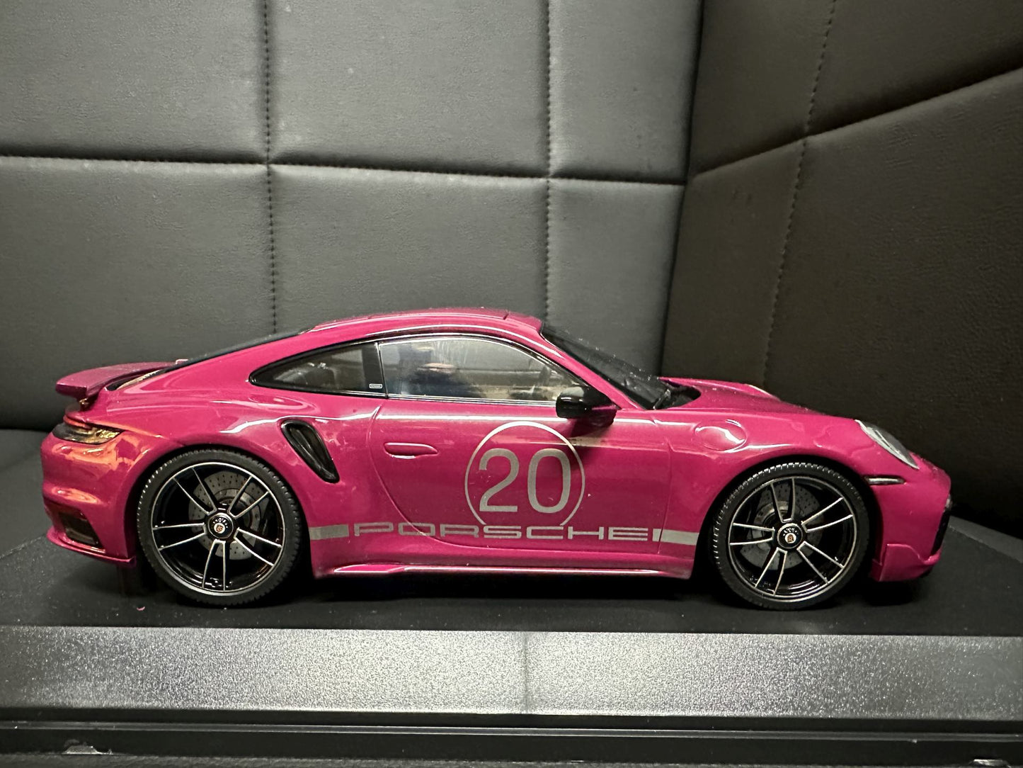 Porsche 911 Turbo S 2021 red 1:18 Minichamps 155069172 Порше 911 Турбо С тъмно розов