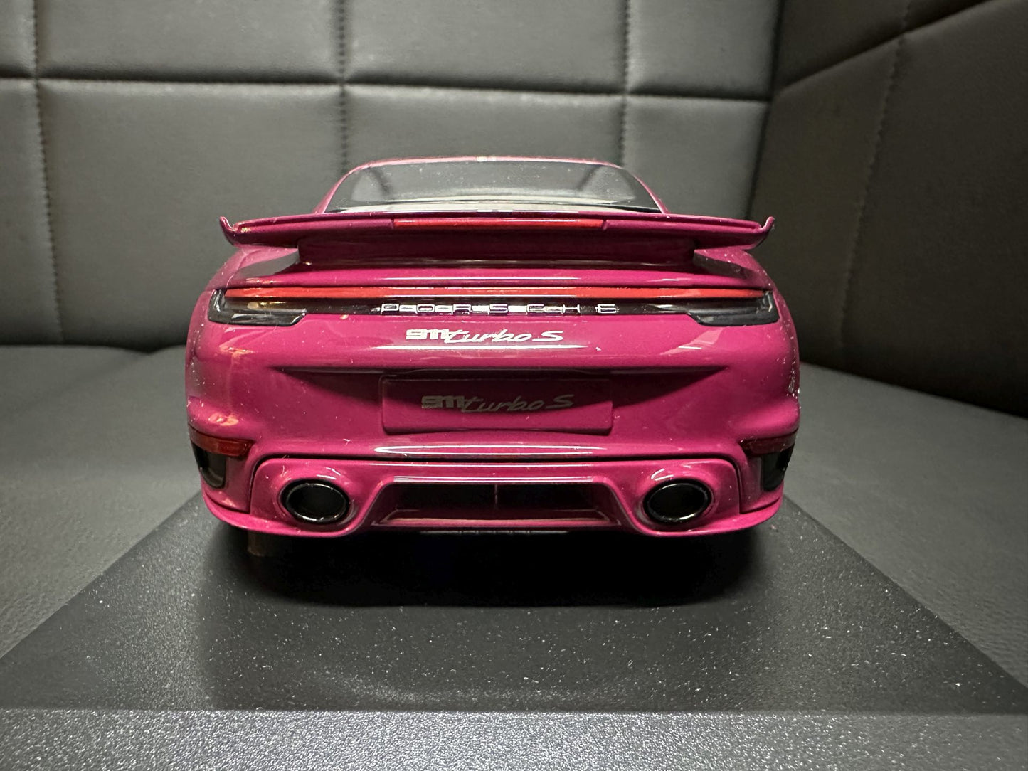 Porsche 911 Turbo S 2021 red 1:18 Minichamps 155069172 Порше 911 Турбо С тъмно розов