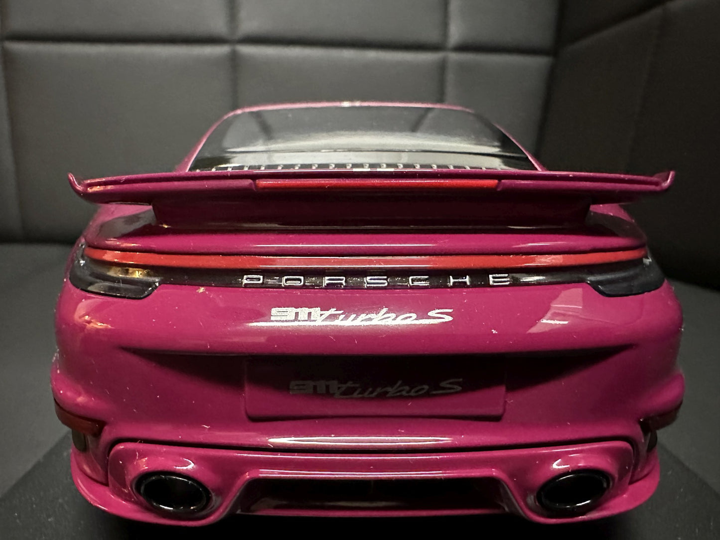 Porsche 911 Turbo S 2021 red 1:18 Minichamps 155069172 Порше 911 Турбо С тъмно розов