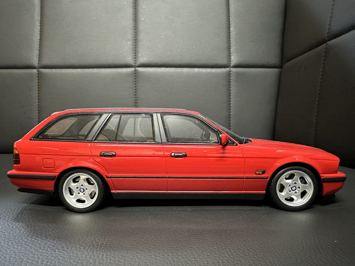 Bmw M5 E34 Kombi red Limitiert 349/3000 1:18 OTTO OT951 Бмв M5 Е34 Комби червен Лимитирана
