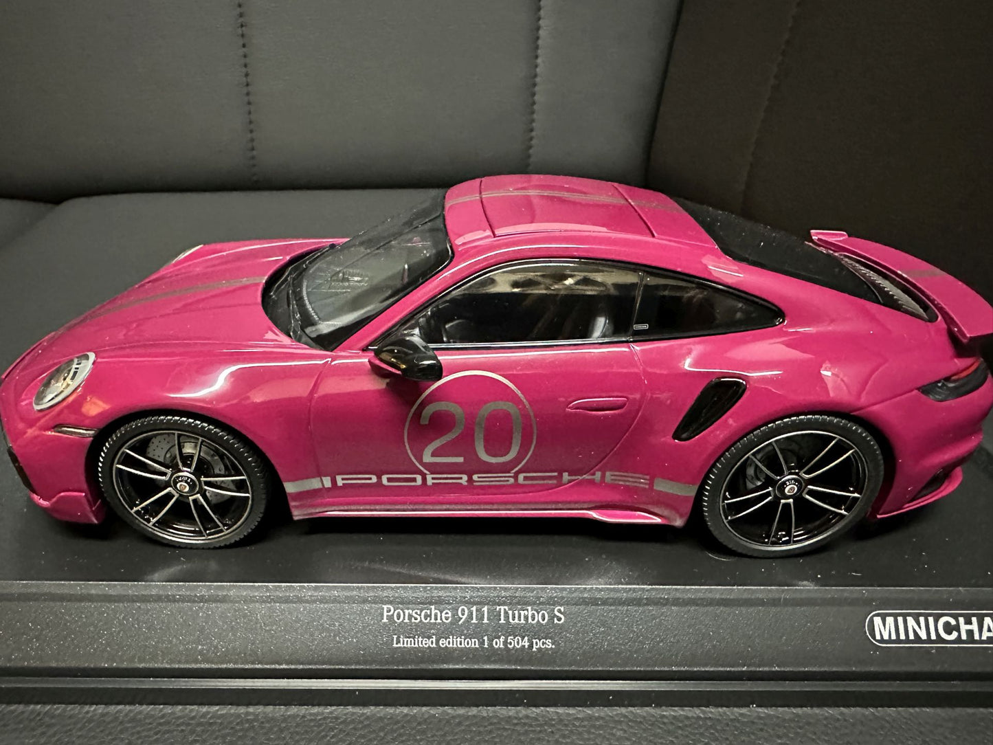 Porsche 911 Turbo S 2021 red 1:18 Minichamps 155069172 Порше 911 Турбо С тъмно розов