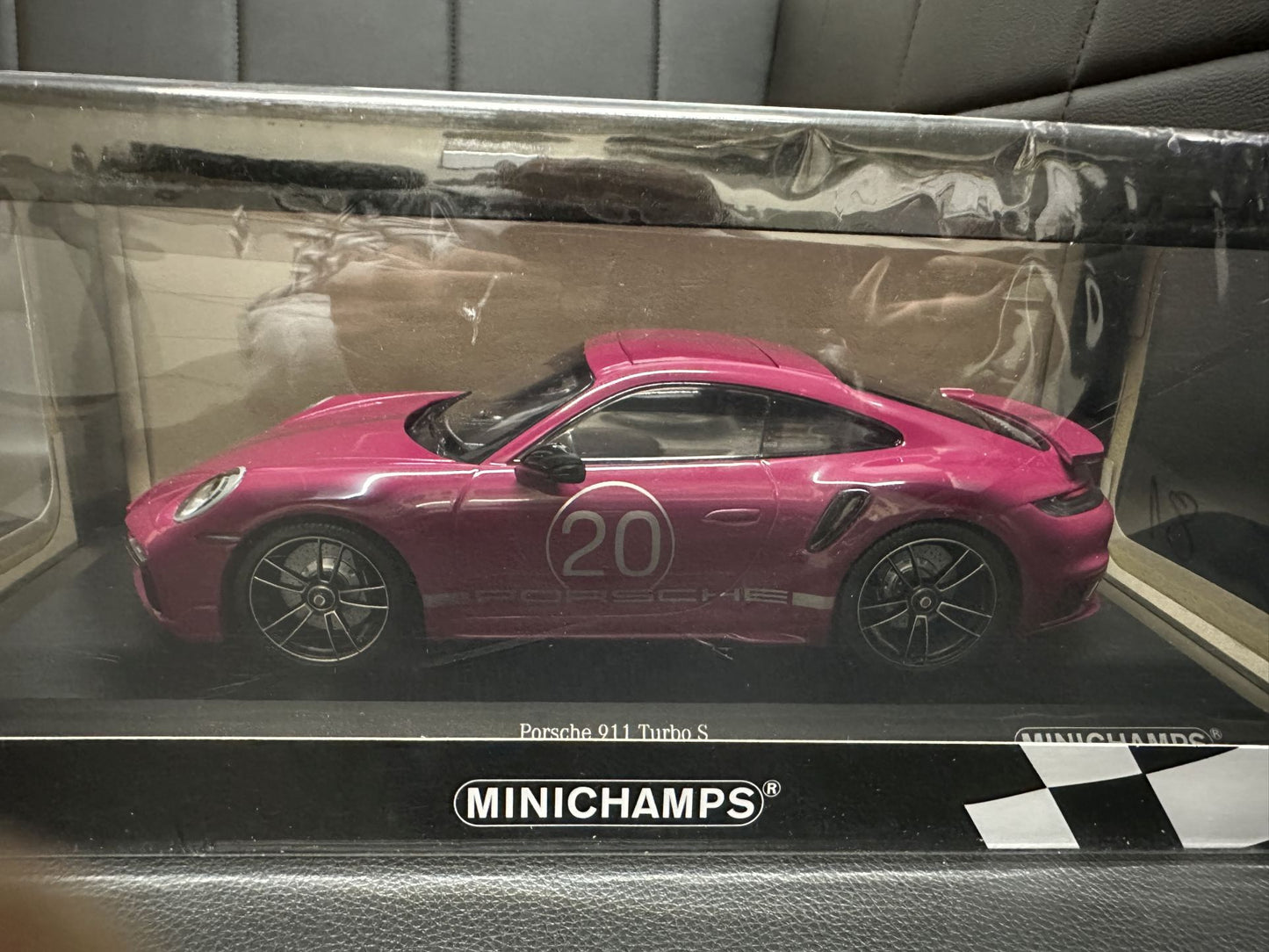Porsche 911 Turbo S 2021 red 1:18 Minichamps 155069172 Порше 911 Турбо С тъмно розов