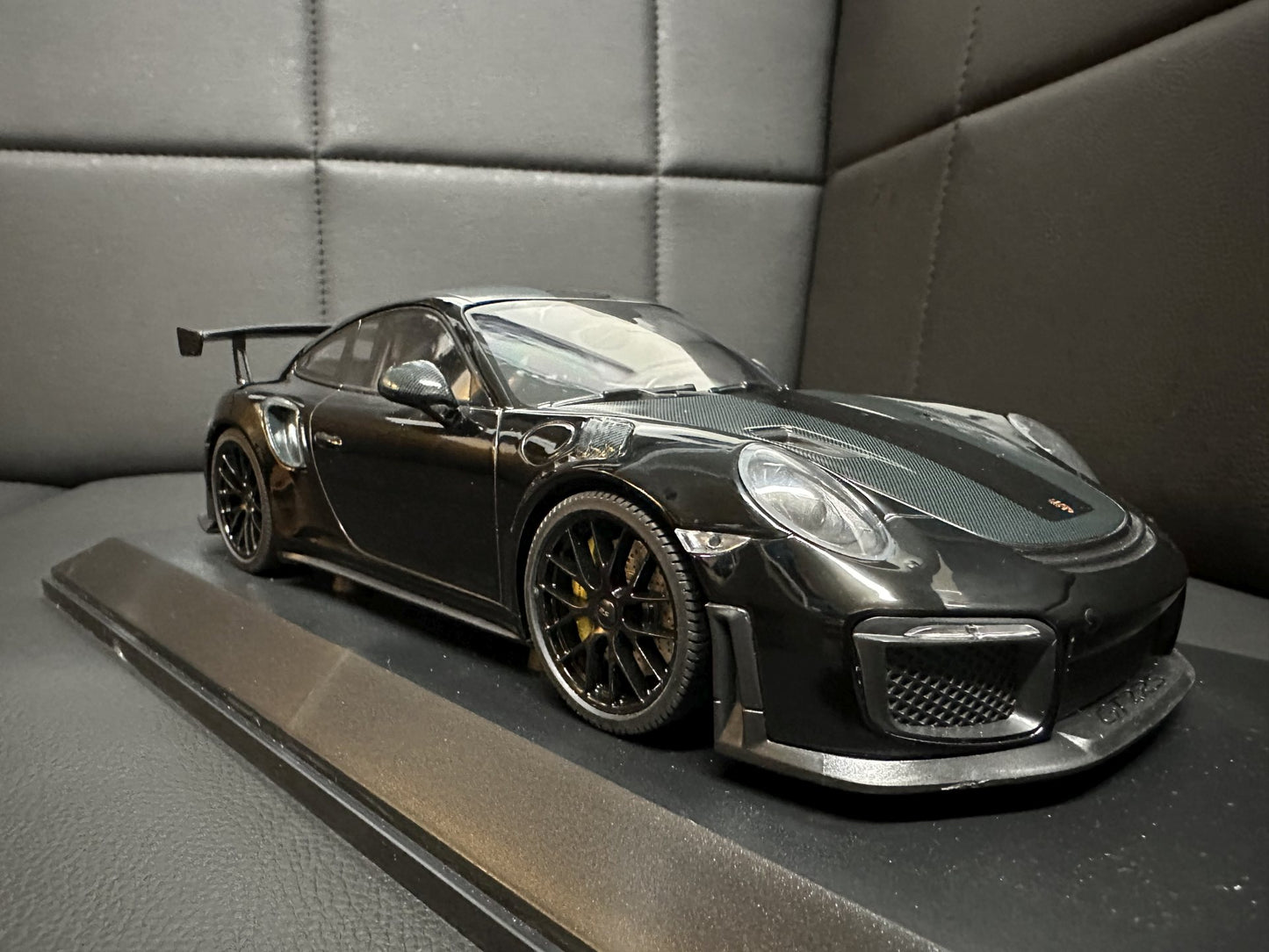 Porsche 911 GT2 RS 2018 black Limitiert 1 of 300 pcs 1:18 Minichamps 153068321 Порше 911 991.2 черен Лимитирана