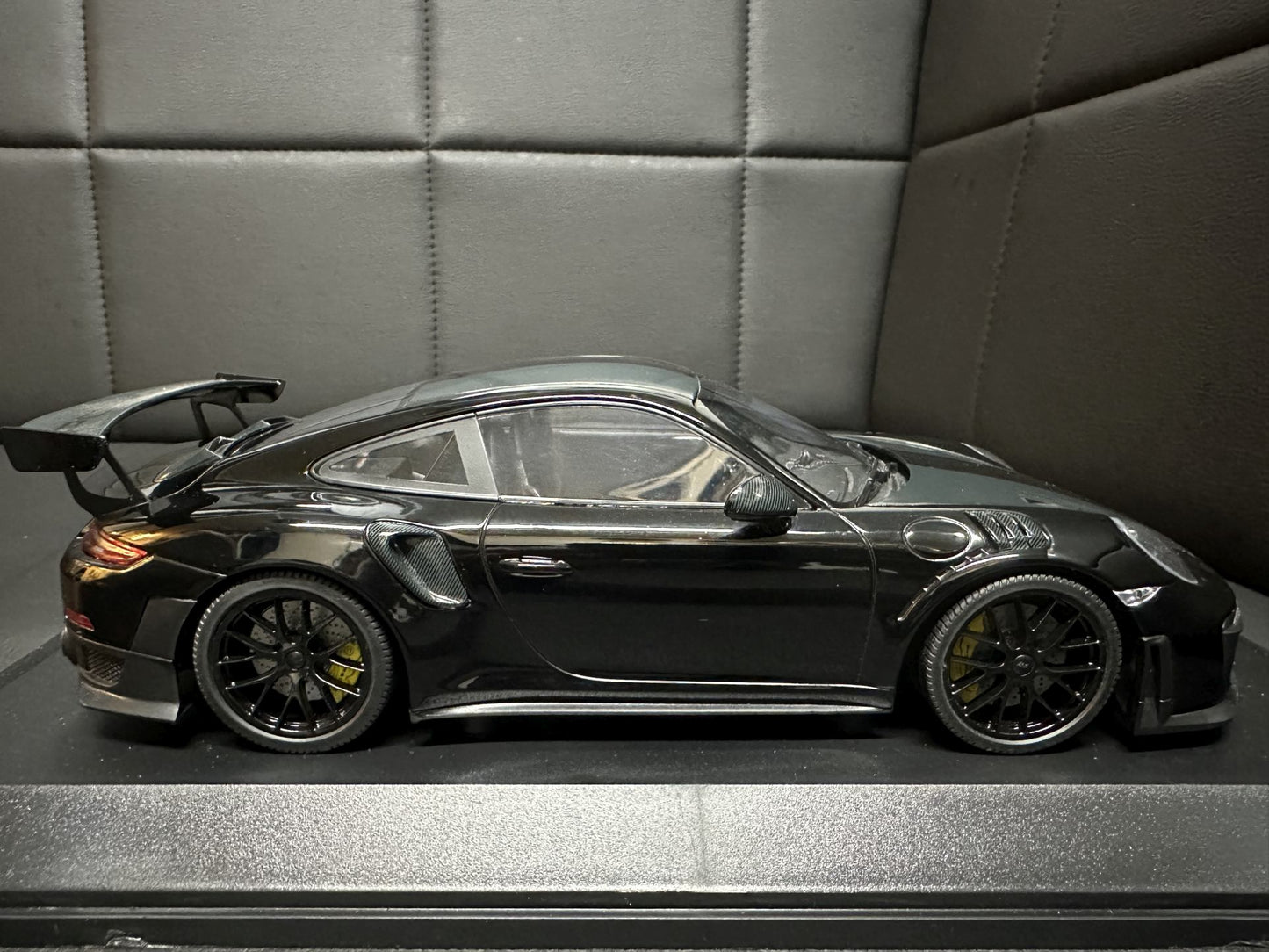 Porsche 911 GT2 RS 2018 black Limitiert 1 of 300 pcs 1:18 Minichamps 153068321 Порше 911 991.2 черен Лимитирана