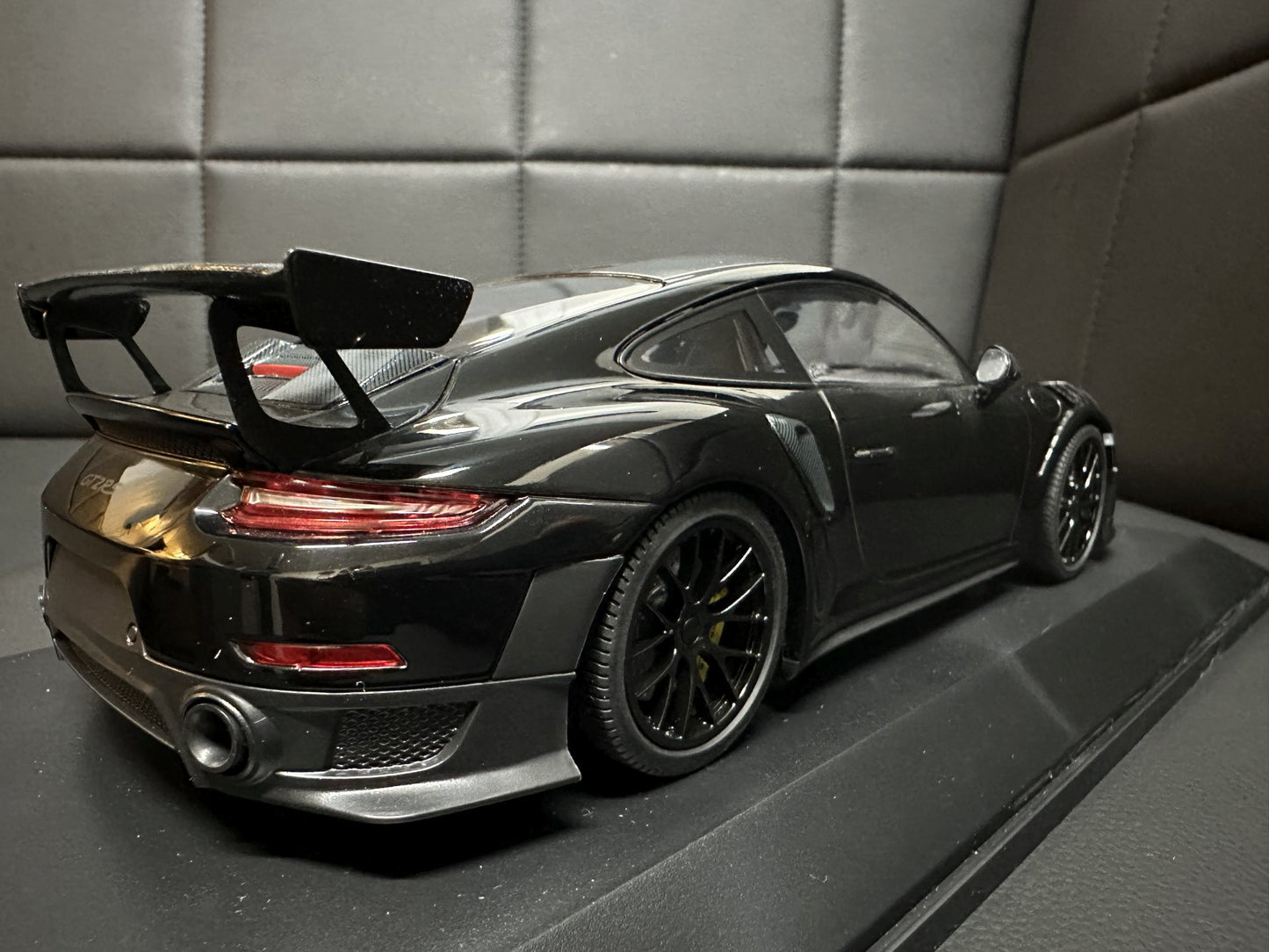 Porsche 911 GT2 RS 2018 black Limitiert 1 of 300 pcs 1:18 Minichamps 153068321 Порше 911 991.2 черен Лимитирана