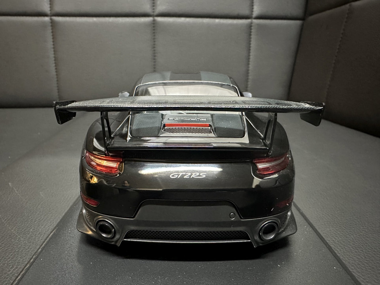 Porsche 911 GT2 RS 2018 black Limitiert 1 of 300 pcs 1:18 Minichamps 153068321 Порше 911 991.2 черен Лимитирана