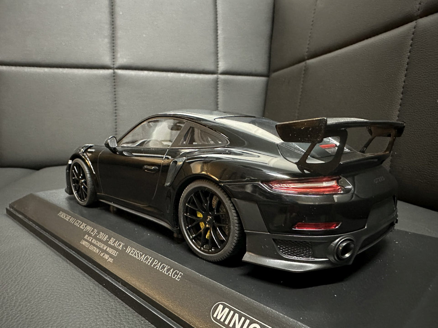 Porsche 911 GT2 RS 2018 black Limitiert 1 of 300 pcs 1:18 Minichamps 153068321 Порше 911 991.2 черен Лимитирана