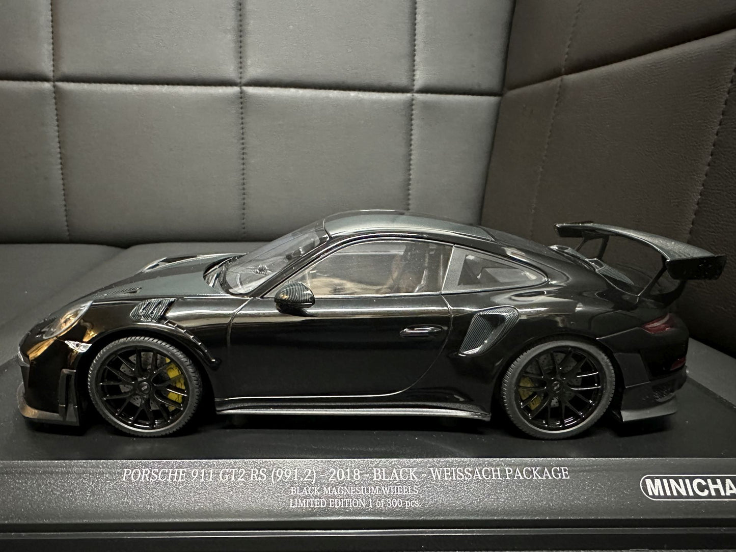 Porsche 911 GT2 RS 2018 black Limitiert 1 of 300 pcs 1:18 Minichamps 153068321 Порше 911 991.2 черен Лимитирана