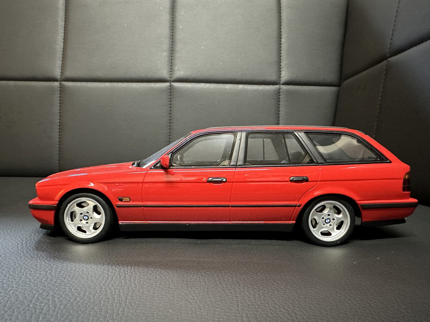 Bmw M5 E34 Kombi red Limitiert 349/3000 1:18 OTTO OT951 Бмв M5 Е34 Комби червен Лимитирана