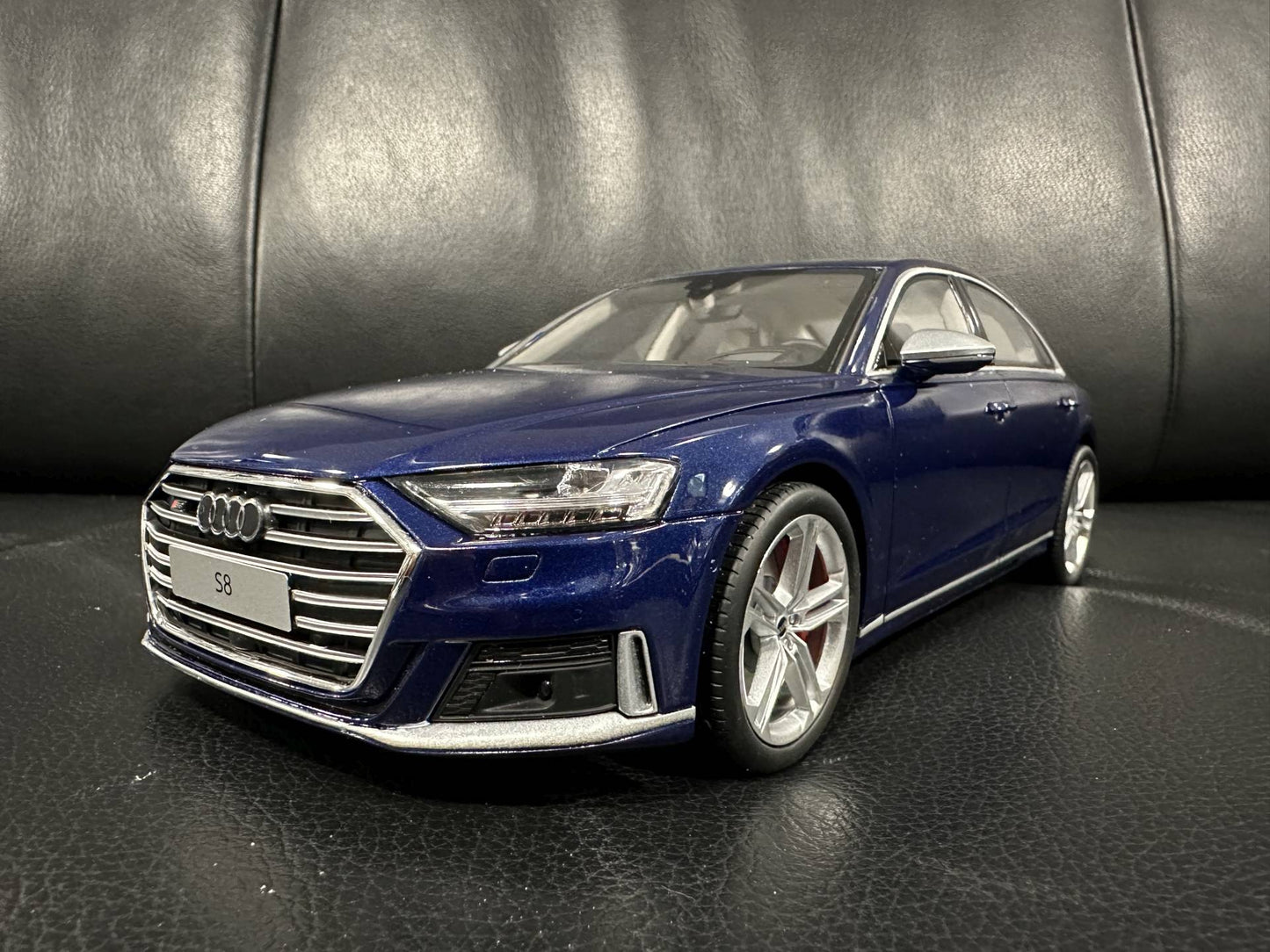 Audi S8 Navarra blue Limitiert 341/999 1:18 GT Spirit GT313 Ауди С8 Лимитирана син