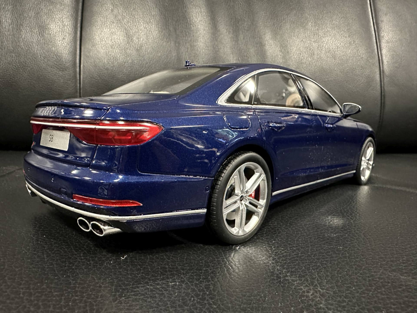 Audi S8 Navarra blue Limitiert 341/999 1:18 GT Spirit GT313 Ауди С8 Лимитирана син