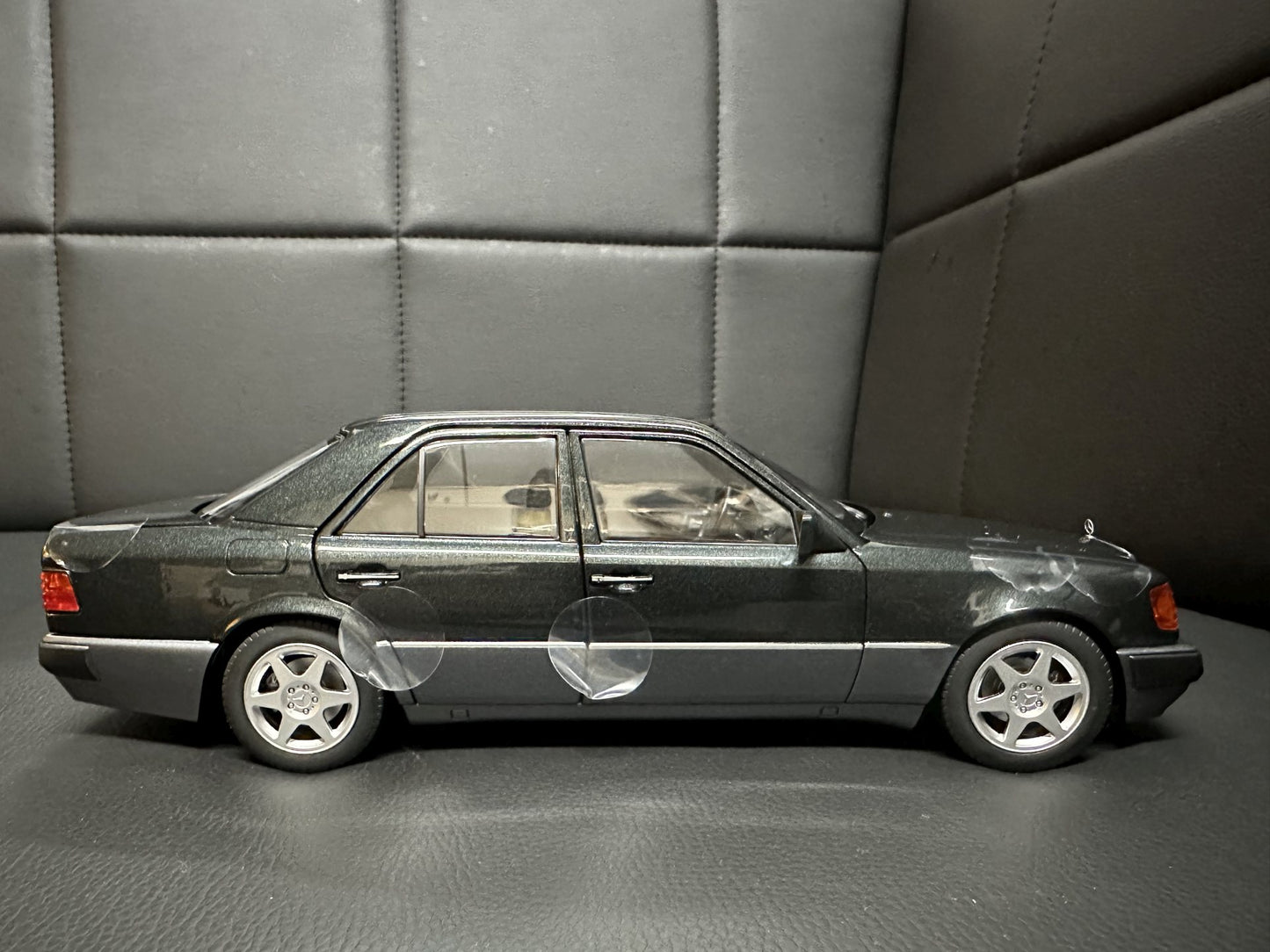 Mercedes Benz 500E W124 black Limitiert 417/500 1:18 QB66042024 Мерцедес Бенц 500Е черен отваряем Лимитиран