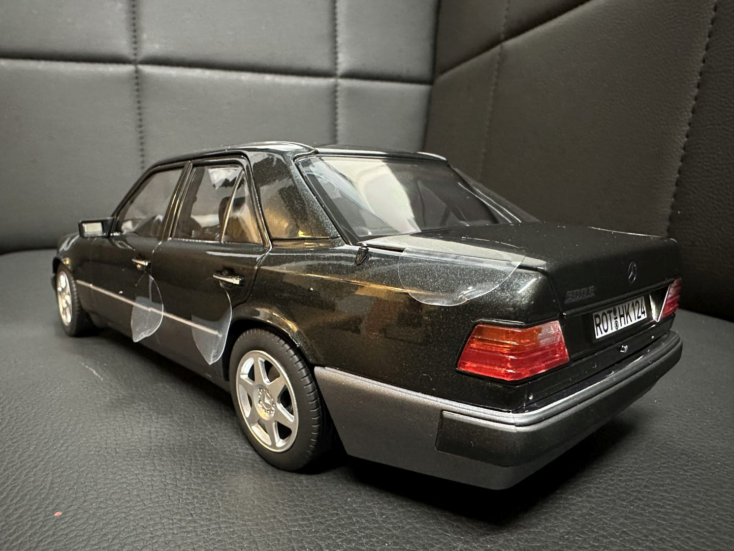 Mercedes Benz 500E W124 black Limitiert 417/500 1:18 QB66042024 Мерцедес Бенц 500Е черен отваряем Лимитиран