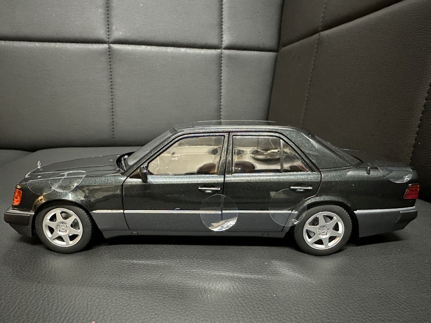 Mercedes Benz 500E W124 black Limitiert 417/500 1:18 QB66042024 Мерцедес Бенц 500Е черен отваряем Лимитиран
