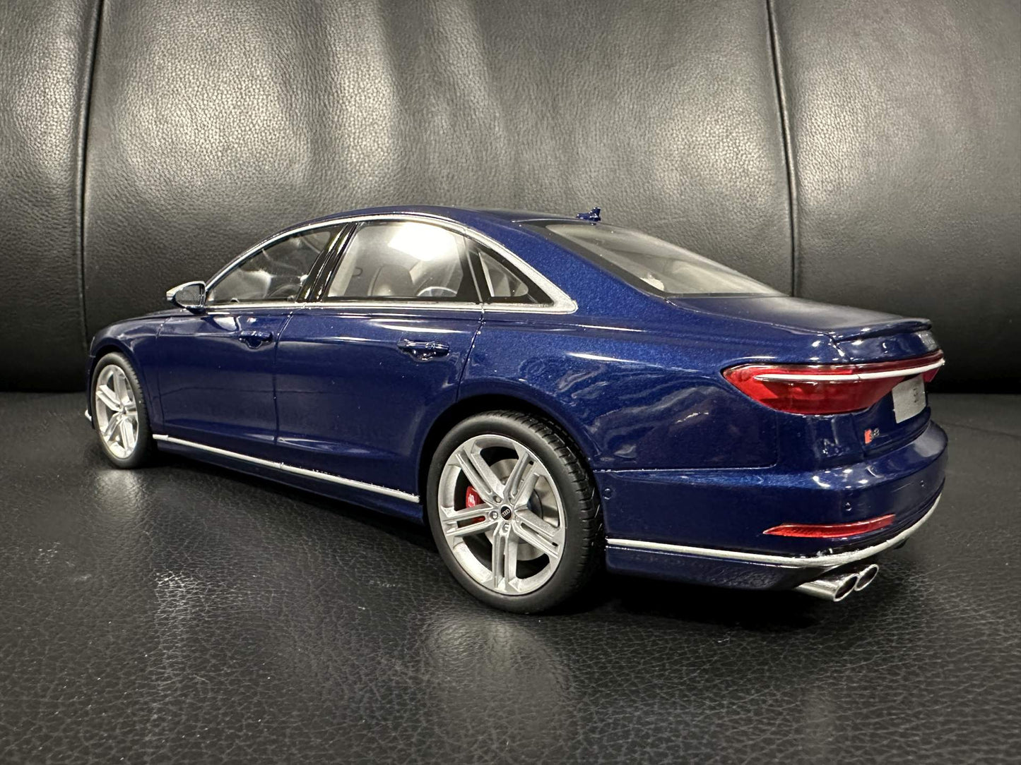 Audi S8 Navarra blue Limitiert 341/999 1:18 GT Spirit GT313 Ауди С8 Лимитирана син