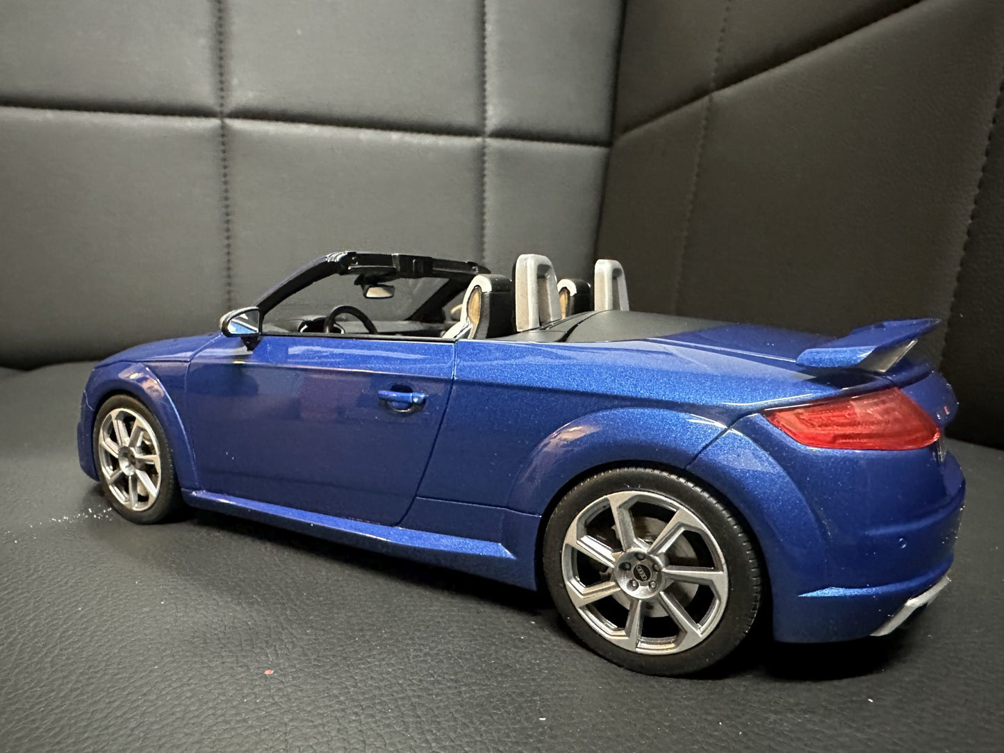 Audi TT RS Cabrio blue Limitiert 105/500 1:18 GT Spirit GT209 Ауди ТТ РС Кабрио син Лимитирана
