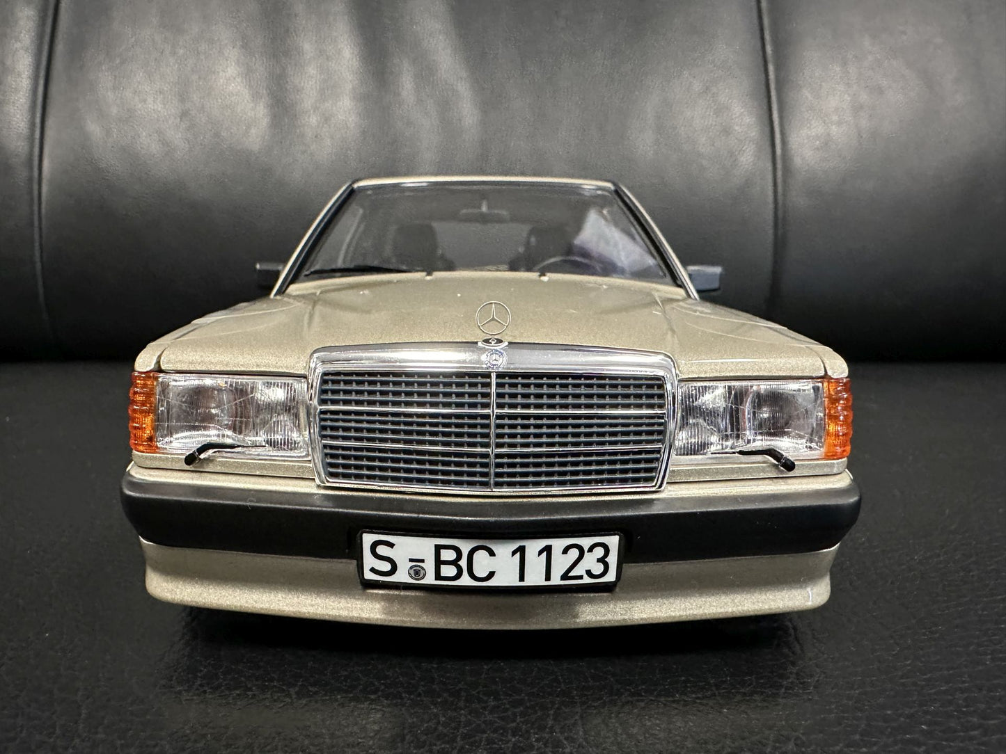 Mercedes Benz 190E 2.3 16V braun 1:18 NOREV 183831 Мерцедес Бенц 190Е В16 кафяв отваряем