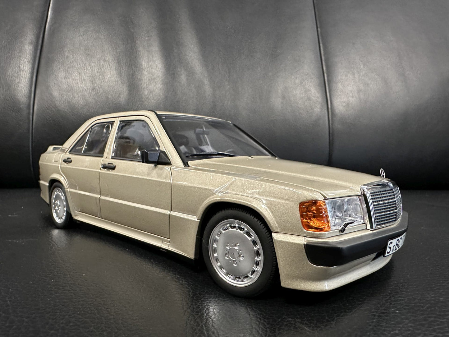 Mercedes Benz 190E 2.3 16V braun 1:18 NOREV 183831 Мерцедес Бенц 190Е В16 кафяв отваряем