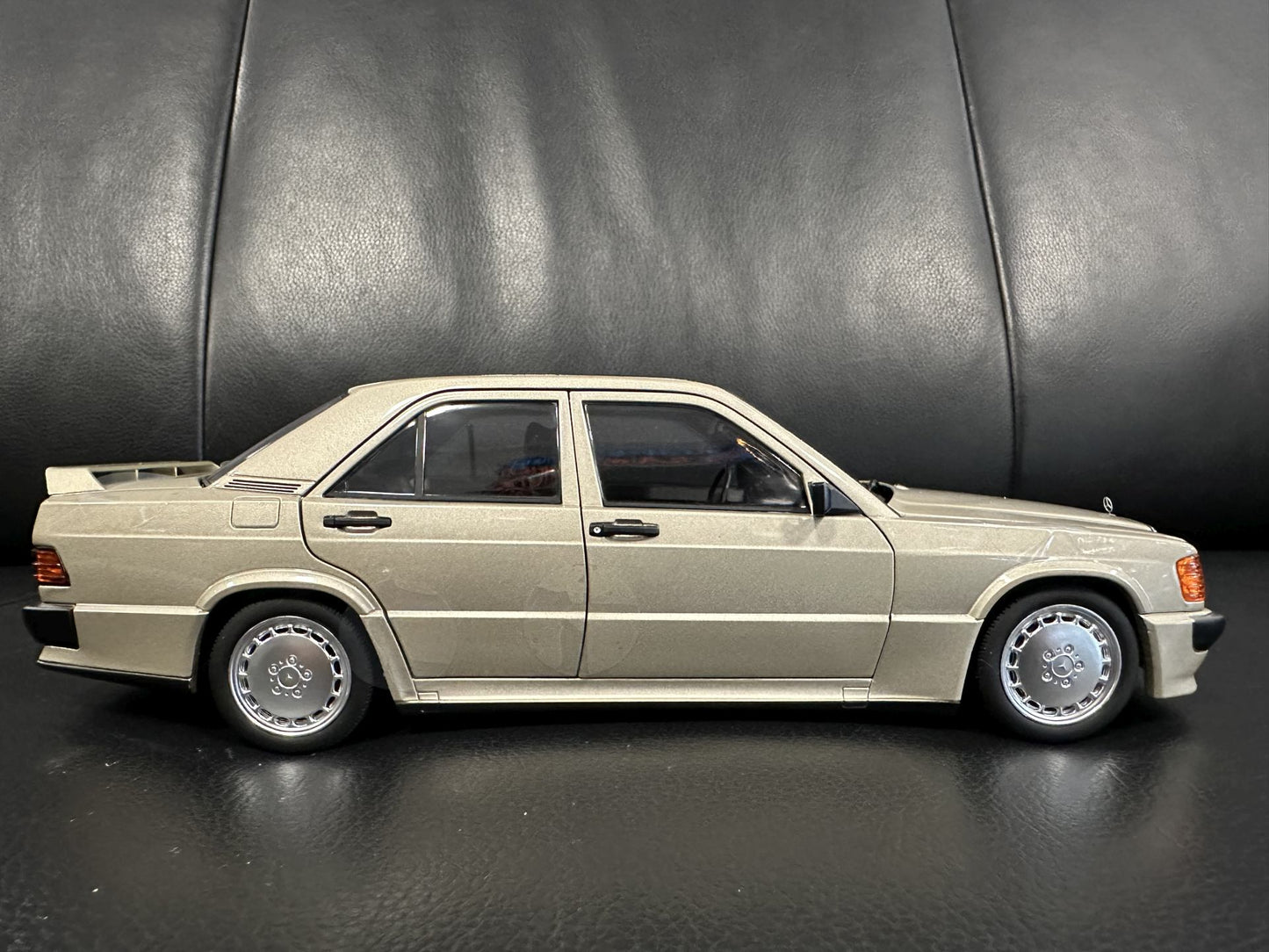 Mercedes Benz 190E 2.3 16V braun 1:18 NOREV 183831 Мерцедес Бенц 190Е В16 кафяв отваряем