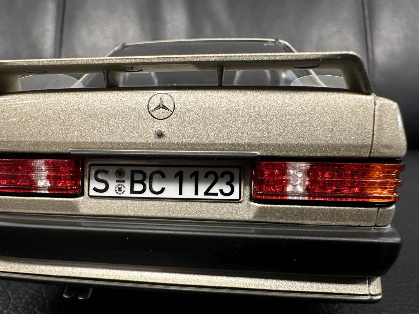 Mercedes Benz 190E 2.3 16V braun 1:18 NOREV 183831 Мерцедес Бенц 190Е В16 кафяв отваряем