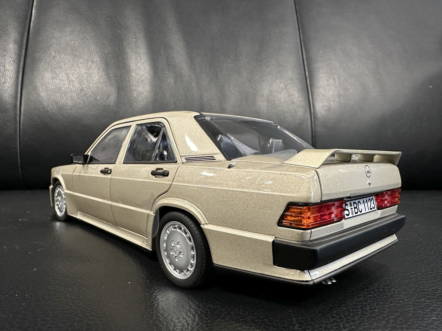 Mercedes Benz 190E 2.3 16V braun 1:18 NOREV 183831 Мерцедес Бенц 190Е В16 кафяв отваряем