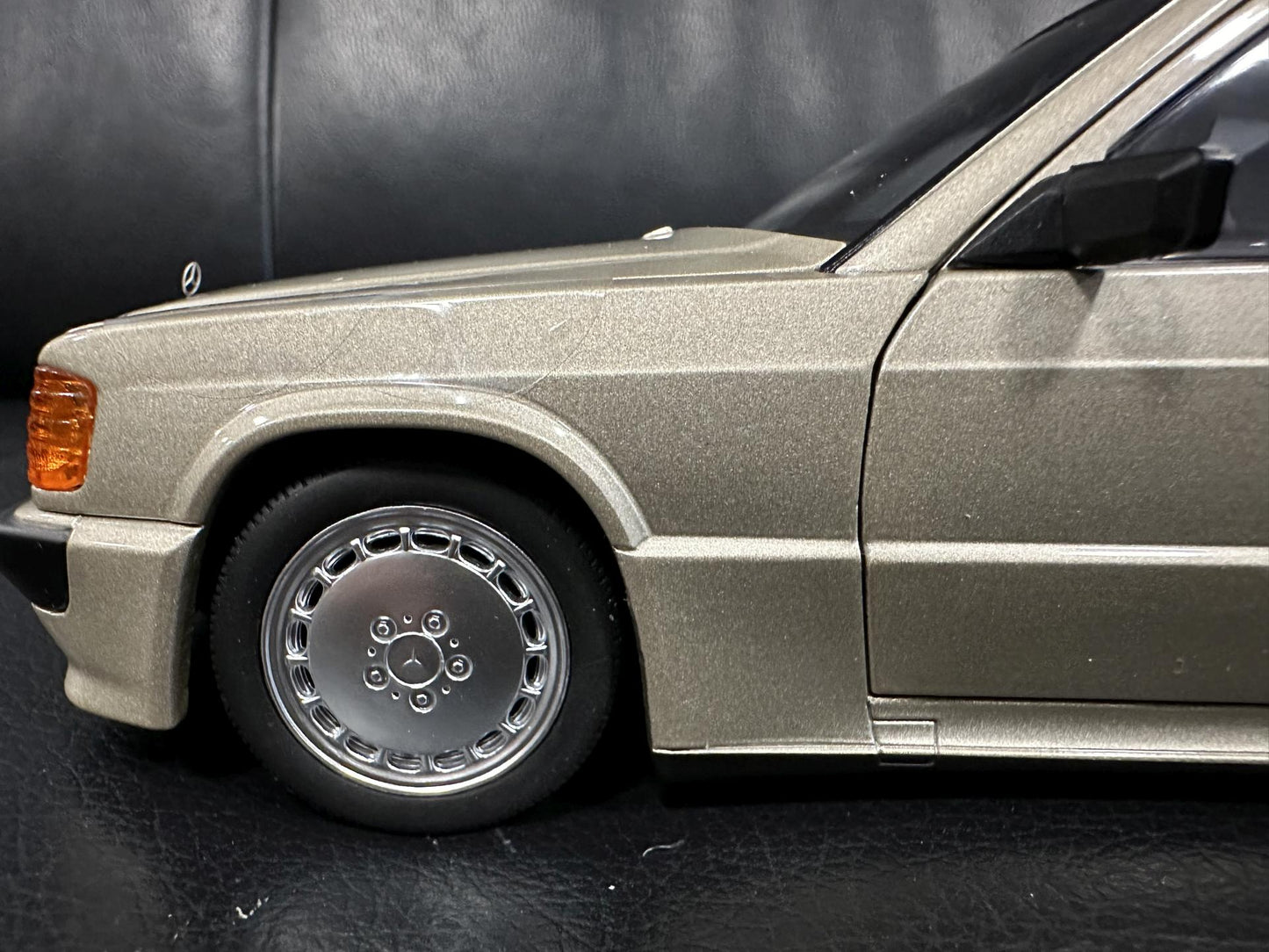 Mercedes Benz 190E 2.3 16V braun 1:18 NOREV 183831 Мерцедес Бенц 190Е В16 кафяв отваряем