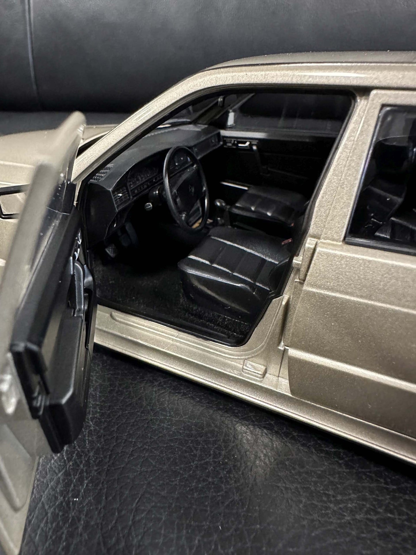 Mercedes Benz 190E 2.3 16V braun 1:18 NOREV 183831 Мерцедес Бенц 190Е В16 кафяв отваряем
