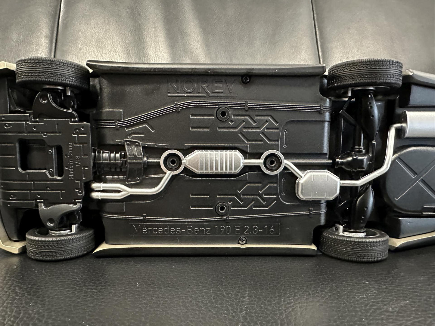 Mercedes Benz 190E 2.3 16V braun 1:18 NOREV 183831 Мерцедес Бенц 190Е В16 кафяв отваряем