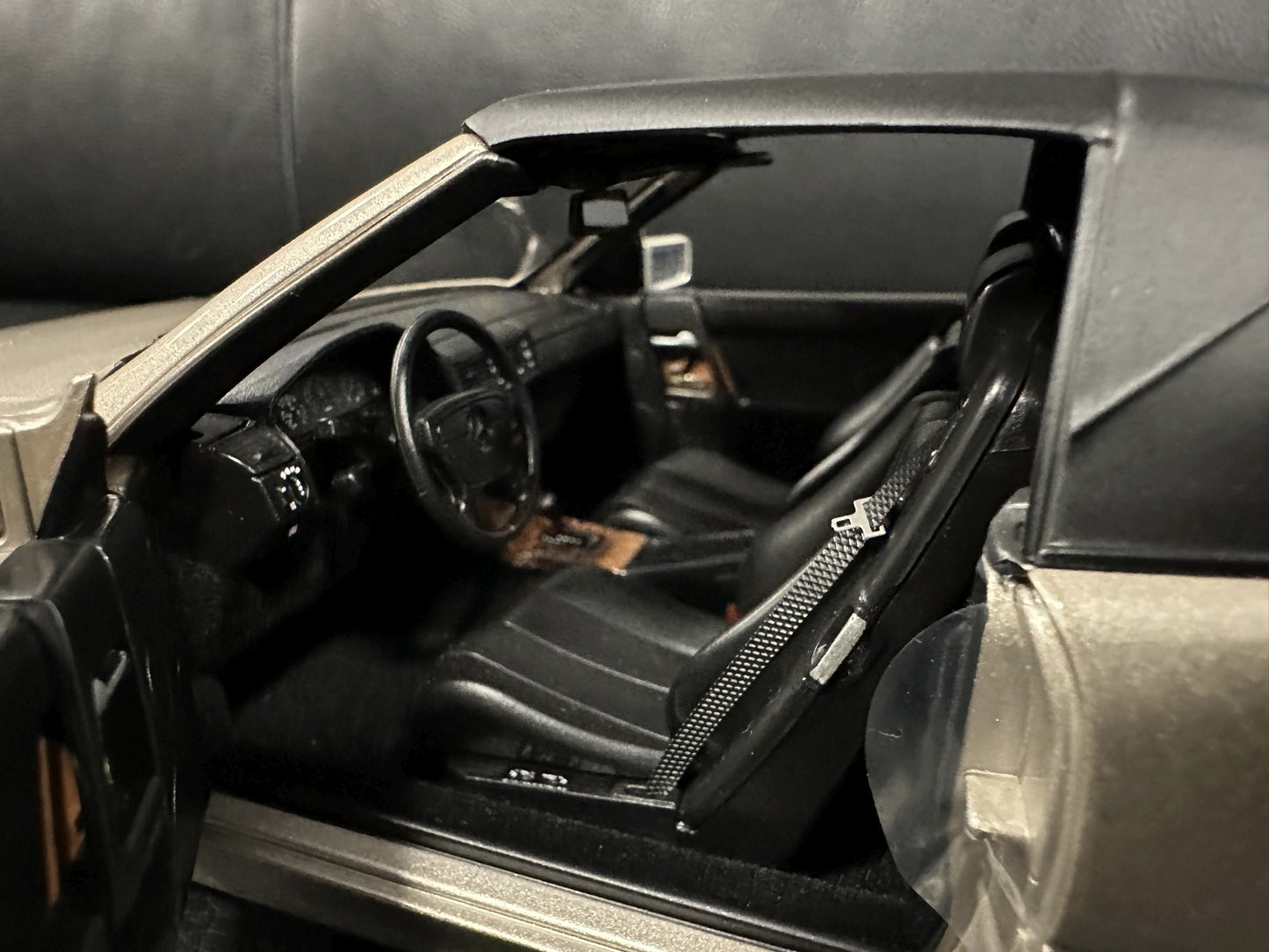 Mercedes Benz SL500 R129 Braun Cabrio 1:18 NOREV 183719 Мерцедес Бенц СЛ500 Кабрио кафяв отваряем