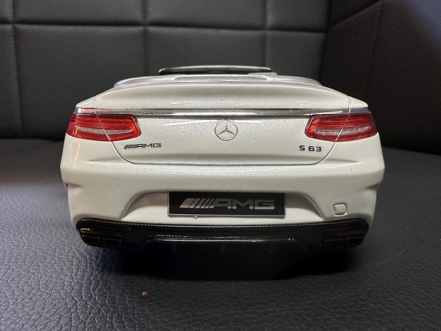 Mercedes Benz S63 AMG Cabrio white Limitiert 1337/1967 1:18 GT Spirit B66965712 Мерцедес Бенц С63 бял Лимитирана
